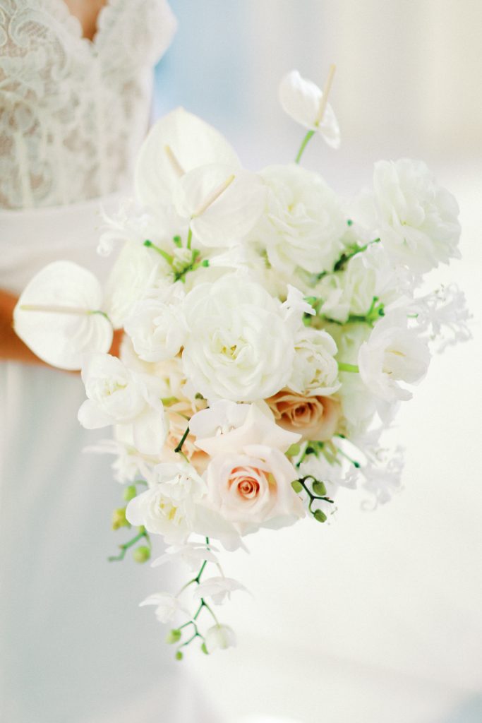 Romantic and modern DC wedding photography at the Lincoln Memorial, featuring a chic Oscar De La Renta wedding dress and a gorgeous bouquet from Sweet Root Village.