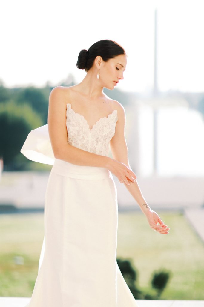 Romantic and modern DC wedding photography at the Lincoln Memorial, featuring a chic Oscar De La Renta wedding dress and a gorgeous bouquet from Sweet Root Village.