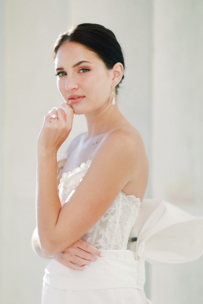 Romantic and modern DC wedding photography at the Lincoln Memorial, featuring a chic Oscar De La Renta wedding dress and a gorgeous bouquet from Sweet Root Village.