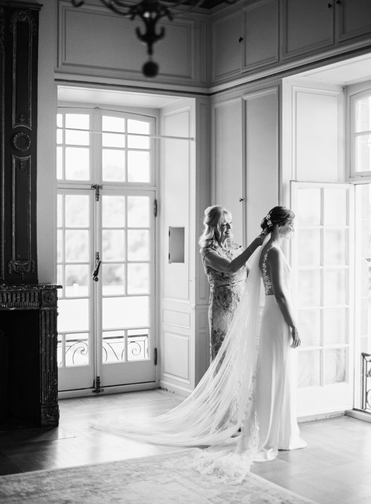 Rhode Island wedding photographer photographs an elegant summer wedding at Glen Manor House.
